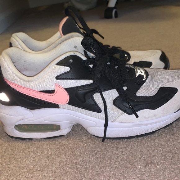 Size 8 Women’s Nike shoes - Picture 1 of 4